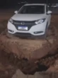Motorista estaciona em área proibida e carro é cercado com vala; vídeo