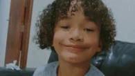 Criança morre atropelada por motorista inabilitado de van escolar em MG