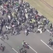 Motociclista perde equilíbrio e causa acidente em motociata de Bolsonaro