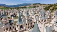 Como é Burj Al Babas, a 'cidade fantasma' que virou cemitério de castelos