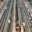 Colisão entre ônibus e caminhão deixa um morto e 12 feridos na Via Dutra em SP