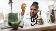'Minha avó curava com plantas': ele leva saberes ancestrais à universidade