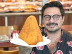 O desafio é comer esta coxinha de 1 kg em 10 minutos. Você conseguiria?