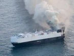 Navio com 3.000 veículos zero km afunda três semanas após incêndio