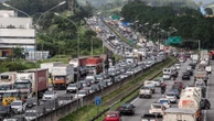 Líder de caminhoneiros ameaça com paralisação e acusa governo de marketing