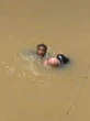 Senegalês mergulha em rio da Espanha para salvar idoso de 72 anos; assista