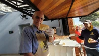 Padre Júlio lança academia para moradores de rua e produtos antifascistas