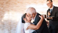 'De um abraço nasceu nosso amor': idosos se conhecem e se casam em abrigo