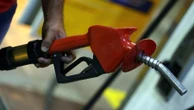 Por que o dólar caiu, mas a gasolina e o diesel continuam subindo?