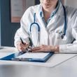 Só 30 médicos no país aderem a norma do CFM e revelam vínculo com indústria