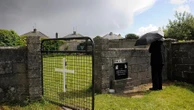 Irlanda começa escavações onde podem estar restos de 796 bebês e crianças