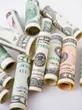 Dólar tem leve alta com leilão do BC e temores com guerra no Oriente Médio