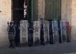 Forças israelenses atacam palestinos em frente a mesquita de Jerusalém