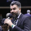 Deputado mostra bandeira de Trump, e bolsonaristas pedem para retirá-la