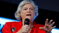 Ex-ministra britânica Ann Widdecombe foi atingida 21 vezes na cabeça com martelo