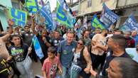 Em clima de baile, Paes encerra campanha em favela da zona oeste