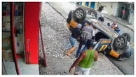 Viatura capota ao perseguir carro que fazia transporte clandestino; veja
