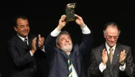 Gravata de Pazuello foi comprada pelo COB e virou amuleto de Lula