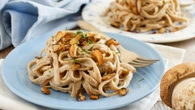 Macarronada com shitake e nozes é vapt-vupt e a cara do inverno