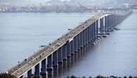 Motociclista cai da ponte Rio-Niterói após acidente com caminhão