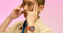 ‘Slanted eye pose’: Swatch tira campanha do ar na China por gesto ofensivo a asiáticos