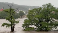 Rio no Texas sobe 7 metros em 4 horas, alaga cidades e causa mortes