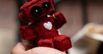 Estamos ficando emocionalmente dependentes dos chatbots? Entenda a ‘economia de apego’ da IA