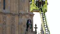 Homem escala Big Ben em Londres e levanta bandeira da Palestina em protesto