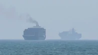 Petroleiros explodem após passarem por minas em Hormuz, diz Irã; EUA negam