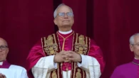 Em prantos, novo papa dá sua primeira benção à frente da Igreja Católica