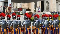 Mais de 1,74 m e roupa diferentona: quem são os guardas no anúncio do papa