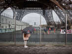 ¡Torre Eiffel se queda sin turistas! Trabajadores se van a huelga