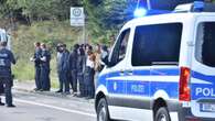 Migranten warten in Schönau-Berzdorfer Garten auf die Bundespolizei