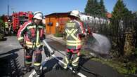 Feuerwehr löscht brennende Hecke in Struppen