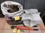 2 vas wat glo koperdraad by Kolomela-myn in N-Kaap steel