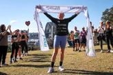 Vrou hardloop dwars oor Australië vir liefdadigheid