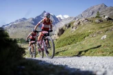 Mans- en vrouevoorlopers verstewig hul posisies in Switserse Epic