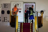 Dit gons oor die Macrons se huwelik ná ‘wegstoot’-video
