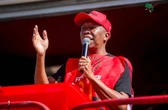 Malema sing wéér ‘Kill the Boer’, sê Trump intimideer hom nie