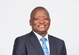 Sim vat tydelik self die leisels by Standard Bank SA