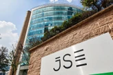 JSE sluit op rekord bo 100 000 punte, aangehelp deur Sasol en Naspers