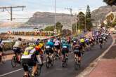 Perfekte sonskynweer wag Sondag in Kaapstad op fietstoer-ryers