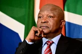 Mbalula besing Mabuza se lof op besoek aan familie