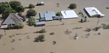 Huise in Douglas erg oorstroom, maar Jan se plan hou sy stoep droog