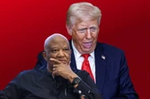 LUISTER | ‘Almal staan tou om my agterwêreld te soen,’ sê Trump