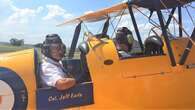 Jeff Earle (81) komkommerkoel tydens noodlanding met Tiger Moth