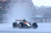 Norris wen nat, chaotiese Britse GP voor tuisskare