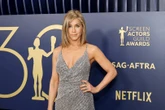 Man jaag deur Jennifer Aniston se hek