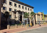 Legally Armed SA sleep polisie hof toe oor lui papierwerk