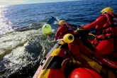 Jong walvis uit visvangtoue, boeie aan Weskus bevry